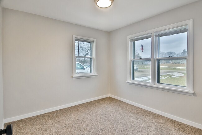 front bedroom, windows facing front yard - 208 Harlem Rd