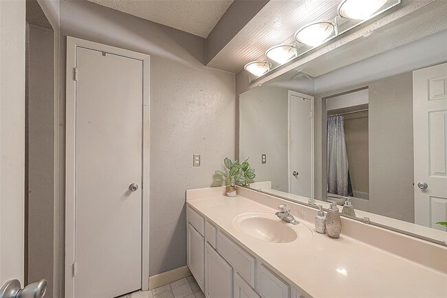 Building Photo - 14947 Heritage Wood Dr