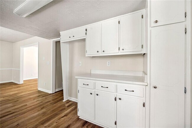 Building Photo - 208 S Rockborough Ct