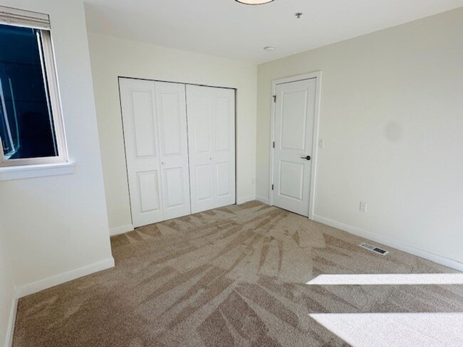 Building Photo - 3bd/2.5ba Issaquah Townhome