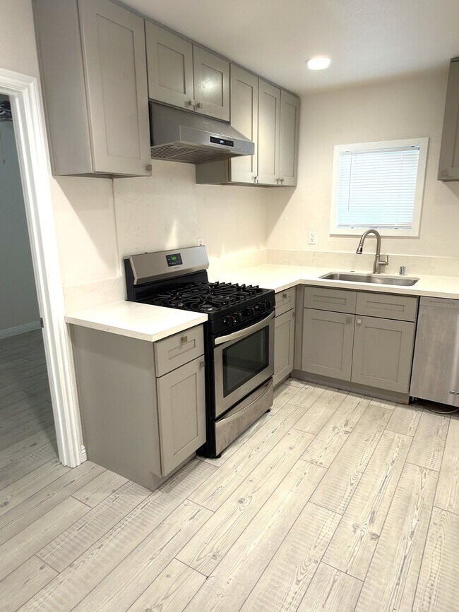 Building Photo - 1603 W 60th Pl
