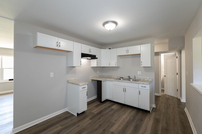 Building Photo - Completely renovated 3 bed 2 full bath hom...