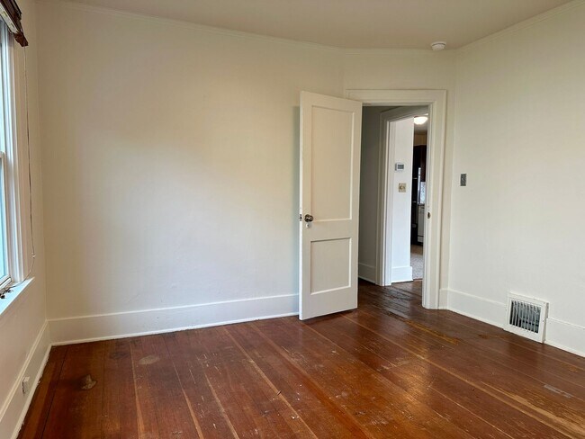 Building Photo - Maple Leaf 3 bedroom