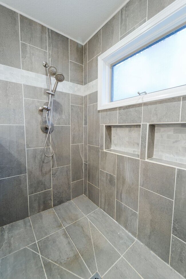 Building Photo - Beautiful 4 bedroom, 3 bathroom home on the East End of Hot Springs Village. Pets are considered ...