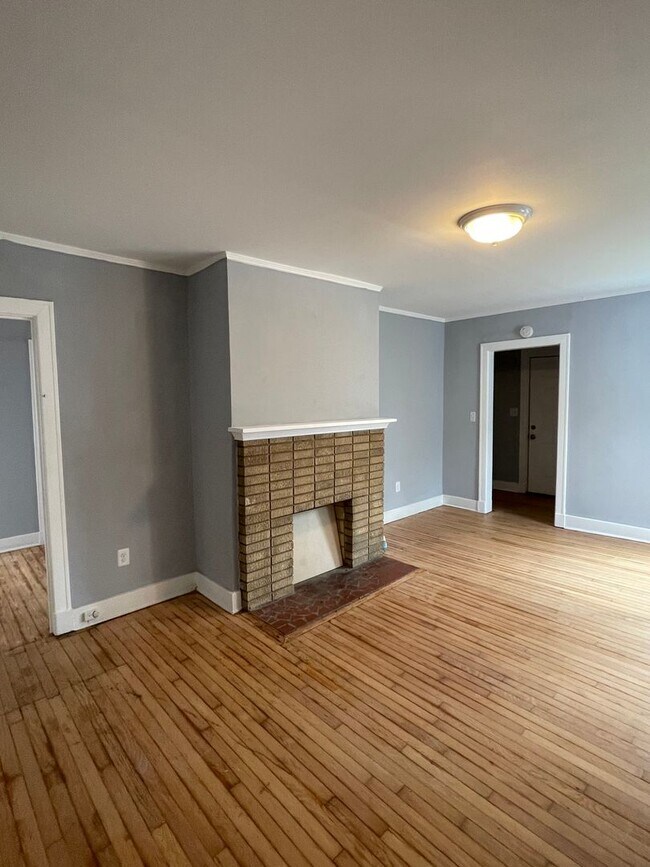 Building Photo - MIDTOWN BUNGALOW