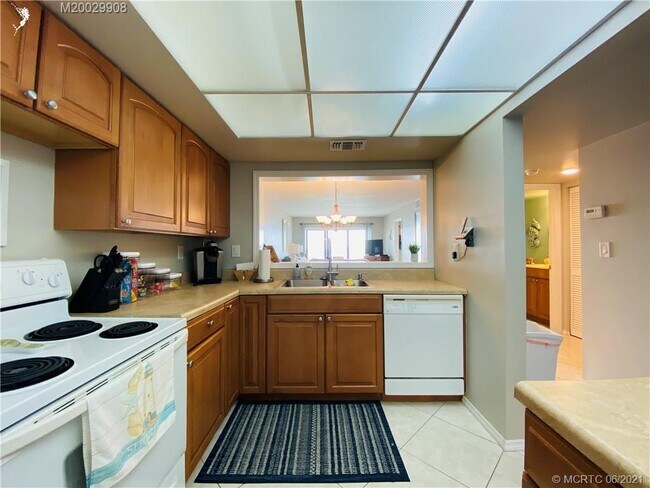 Building Photo - 9400 S Ocean Dr