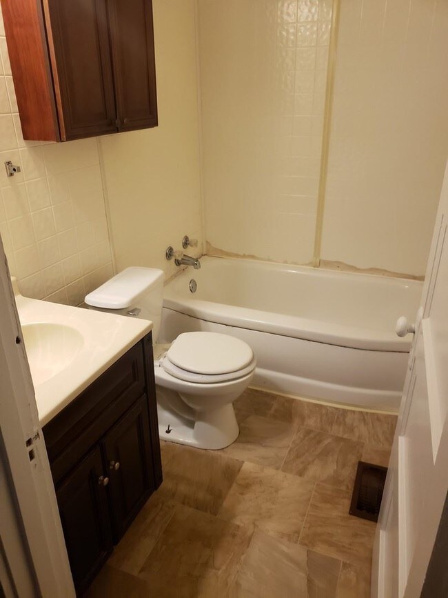 Building Photo - 3 br, 2 bath House - 1508 East 11th Street