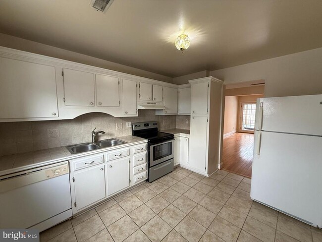 Building Photo - 405 Olde Greenwich Cir