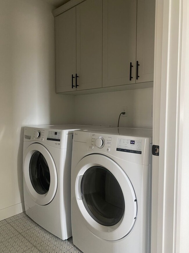 Building Photo - Stunning, Brand new 3BD/2.5BA home in Righetti Ranch