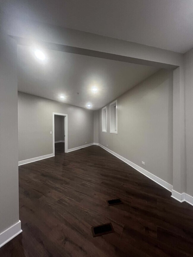 Building Photo - 6042 N Avondale Ave