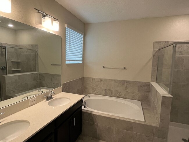 Building Photo - 3 bed 2.5 bath townhouse for rent