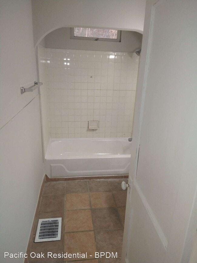 Building Photo - 3 br, 1 bath House - 742 Greenmound Road