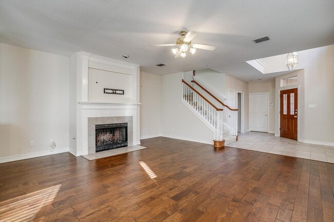 Building Photo - Amazing Town Home in Arlington Heights- West Fort Worth Living- 3 Bed, 2.5 Bath- 76107