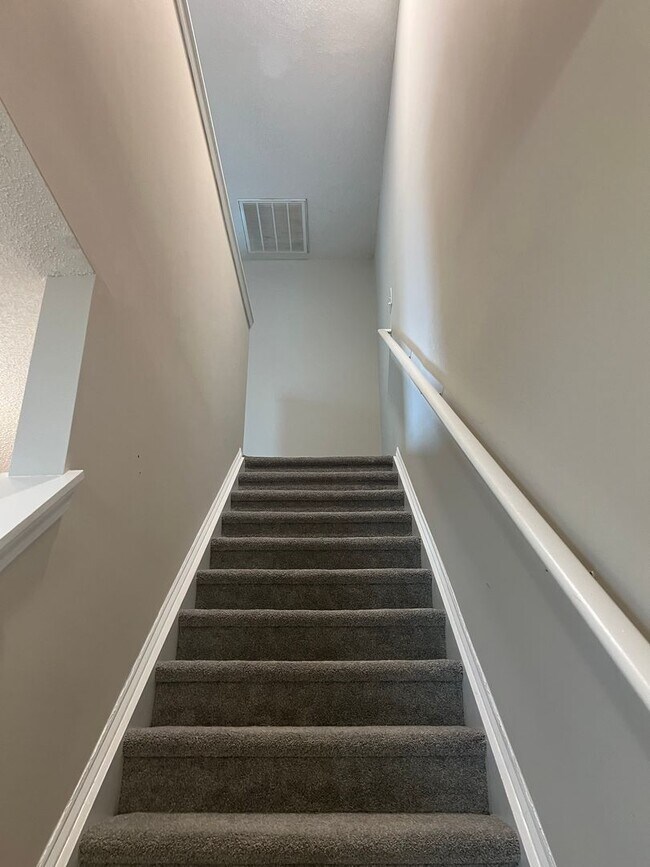 Building Photo - Spacious 3BR/3BA Townhome in Kiskadee Parke