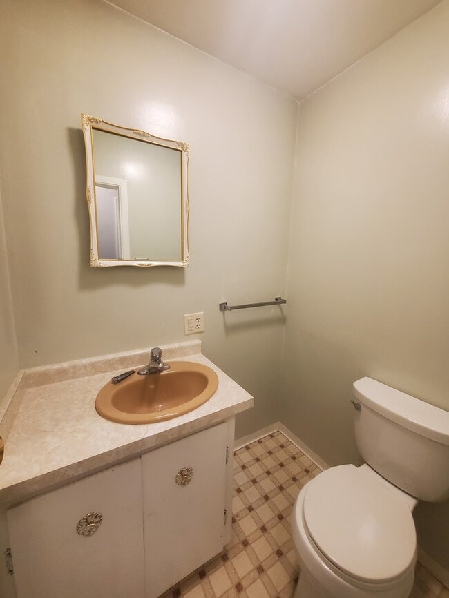 Building Photo - 1502 Cottonwood St