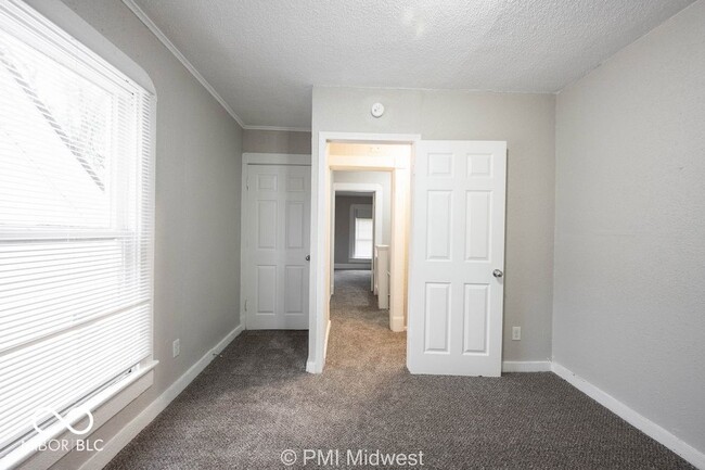 Building Photo - 240 N Beville Ave