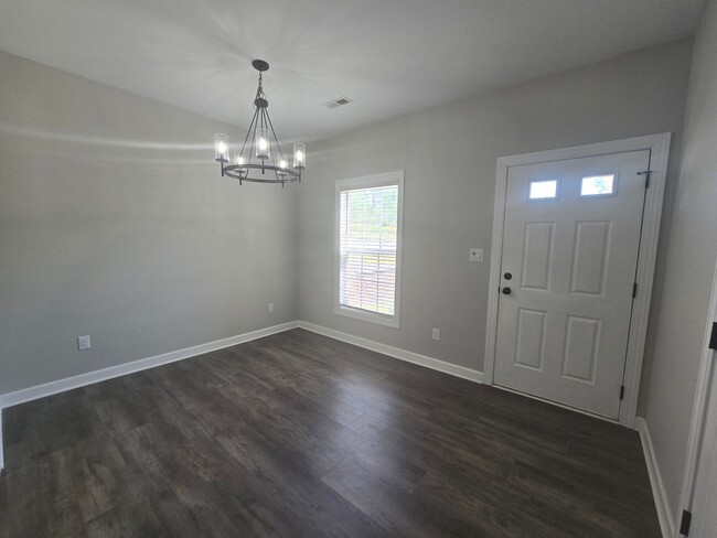 Building Photo - NEW LISTING!!!!