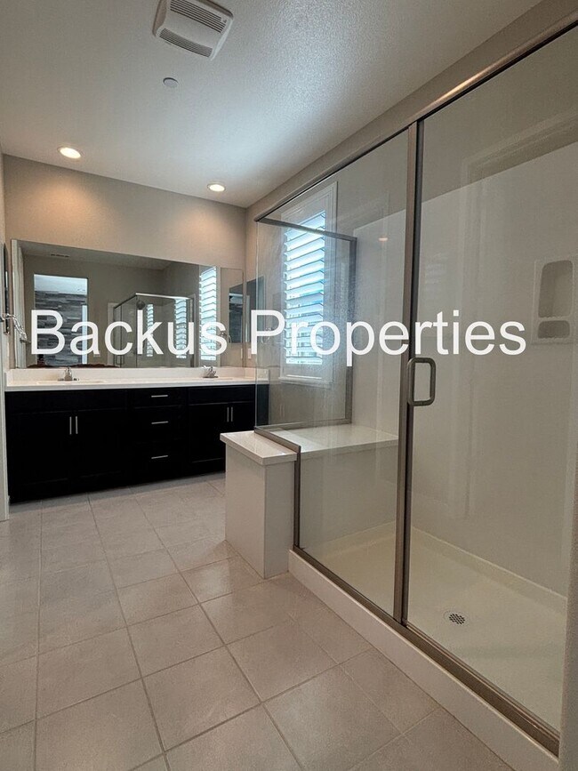 Building Photo - Three Bedroom Home in Hollister