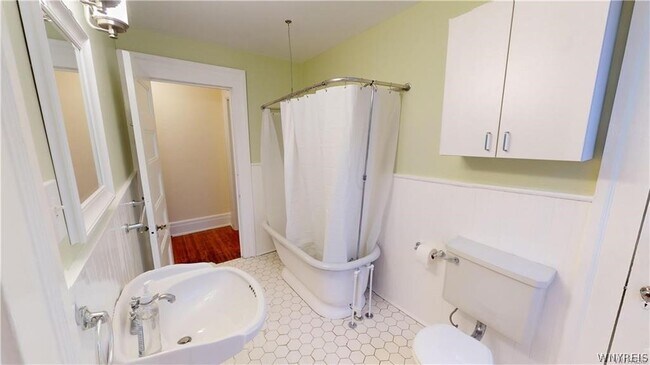 Building Photo - 222 Norwood Ave