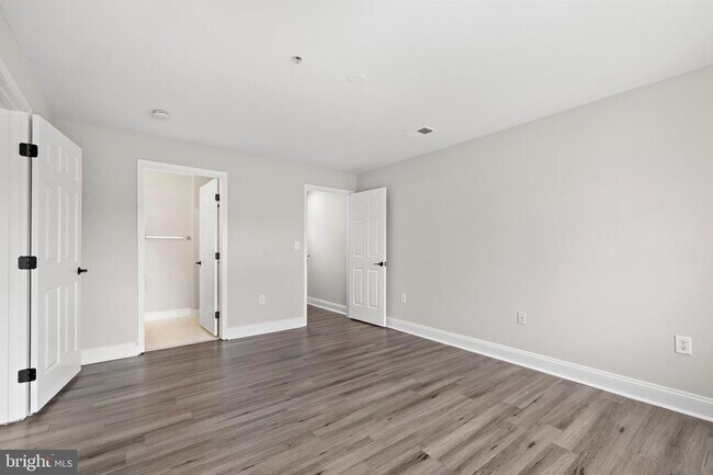 Building Photo - 6520 Lake Park Dr