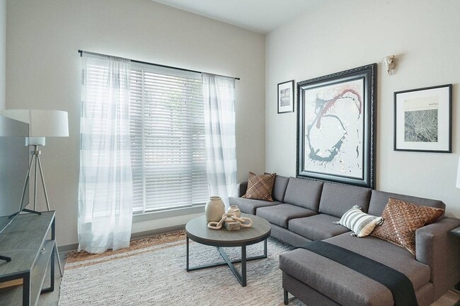 Voyager Plus 4x4 Living - Northside Apartments
