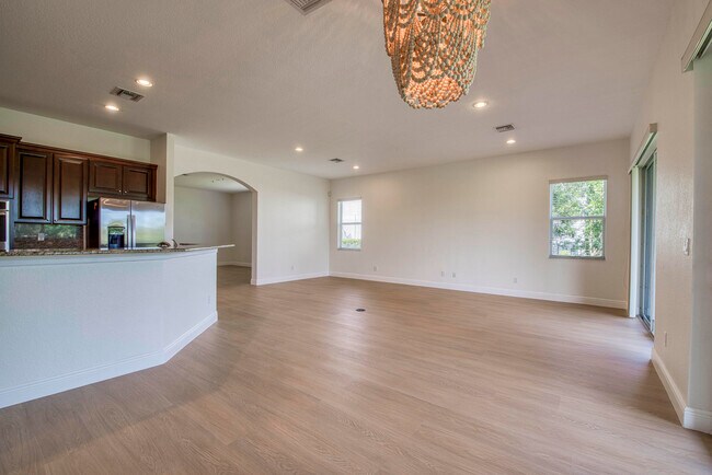 Building Photo - 172 Manor Cir