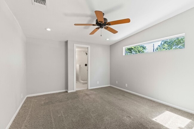 Building Photo - Fully renovated home close to downtown