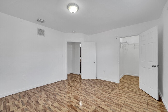 Building Photo - 1646 NE 150th St