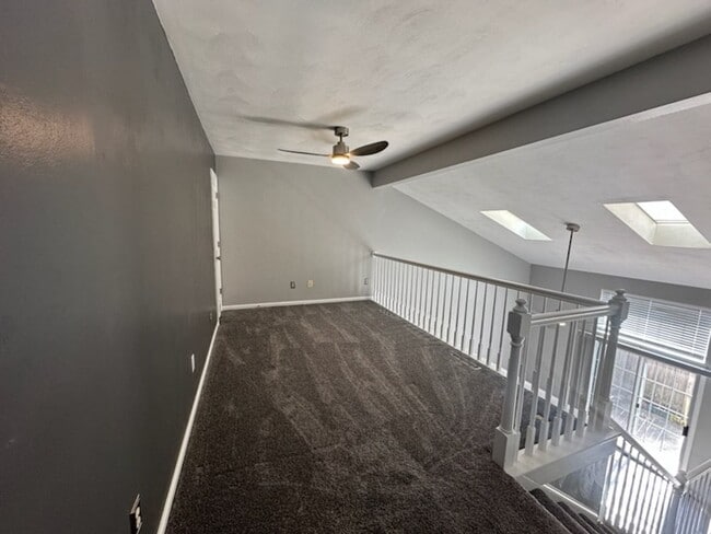 Building Photo - Gorgeous Townhouse in Riverwalk