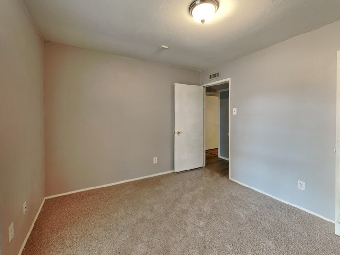 Building Photo - 2706 Santa Anna Dr
