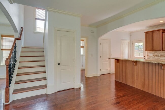 Building Photo - Stunning 3BE/2.5BA home in the heart of Ho...