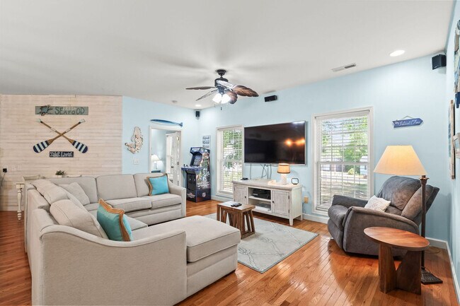 Building Photo - 306 Pine St S