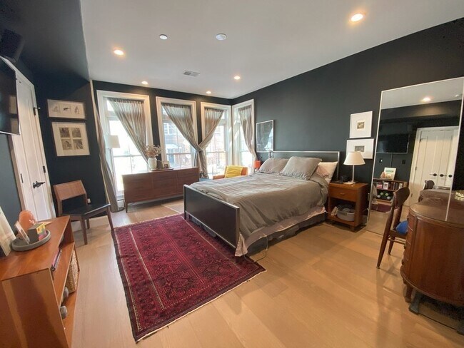 Building Photo - 163 Leyden St