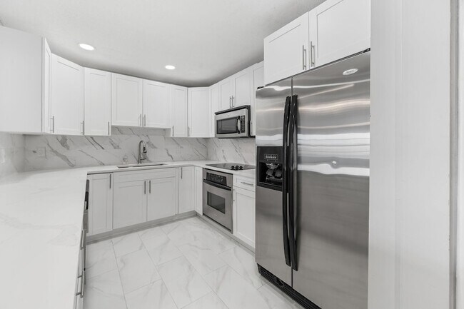 Building Photo - 1502 S Lakeside Dr