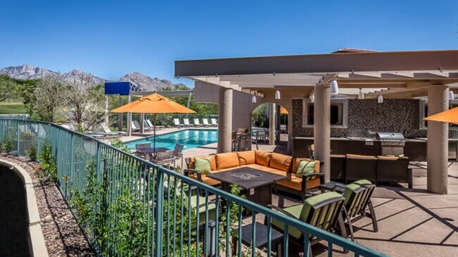 Building Photo - 10950 N La Cañada Dr