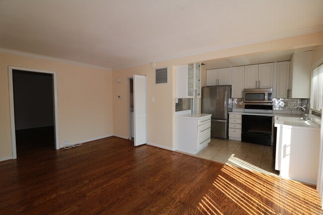 Building Photo - FRESH PAINT AND NEW FLOORING = 3BD + 2.5BA TH