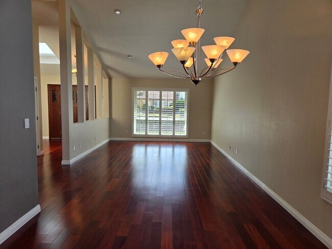 Building Photo - Stunning single-story Vista Del Cerro home with a private backyard oasis designed for effortless ...