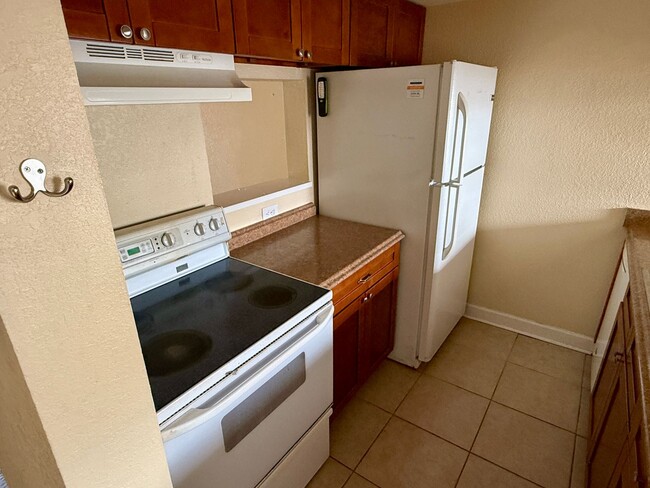 Building Photo - 2/1.5 Townhome located in Tampa with Priva...