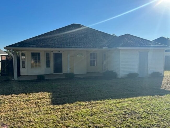 Building Photo - Cozy 3 Bed 2 Bath House! Available August ...