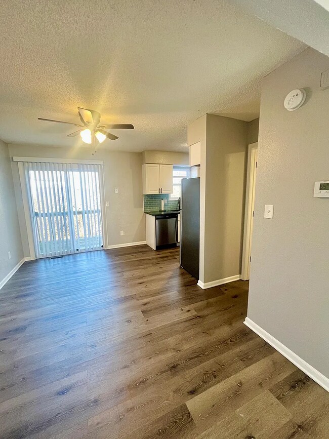 Building Photo - 401-407 NE Highland Ln