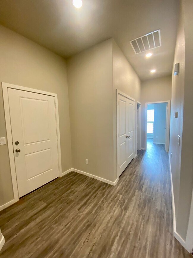 Building Photo - Introducing Your Dream Home: Spacious and Stunning 3 Bed, 2 Bath Haven Ready for You!
