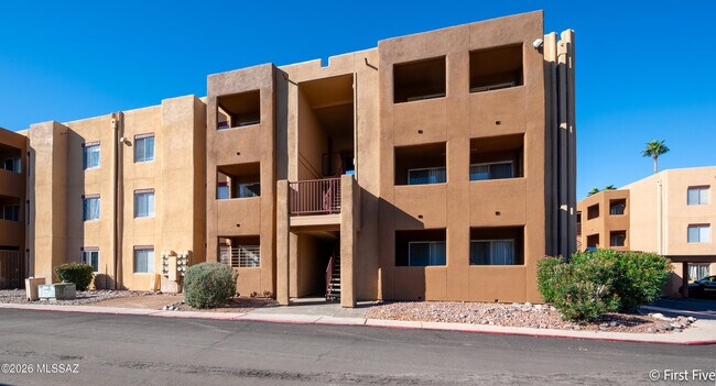 Building Photo - 1810 E Blacklidge Dr