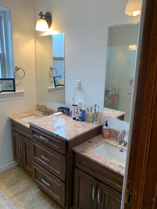 Building Photo - 409 E Cherry St