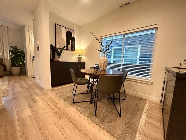 Building Photo - Beautiful Upgraded Vancouver Townhome!