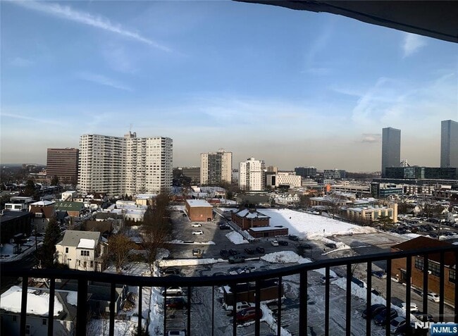 Building Photo - 1590 Anderson Ave