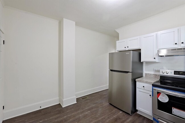 Building Photo - Charming 3 Bedroom 1.5 Bathroom Located in Uptown Harrisburg!