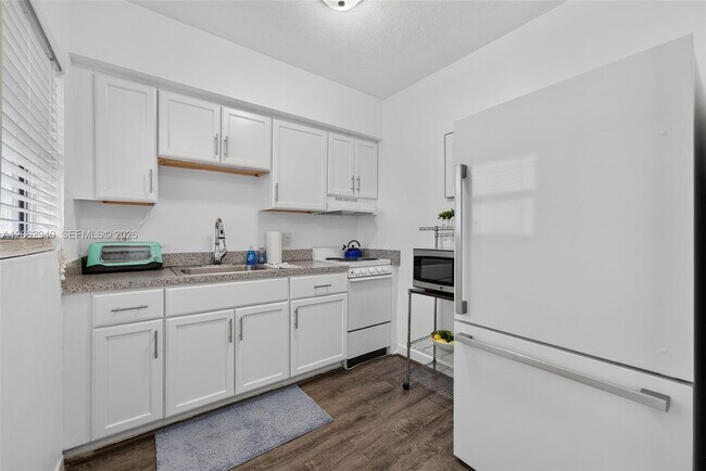 Building Photo - 2508 Bay Dr