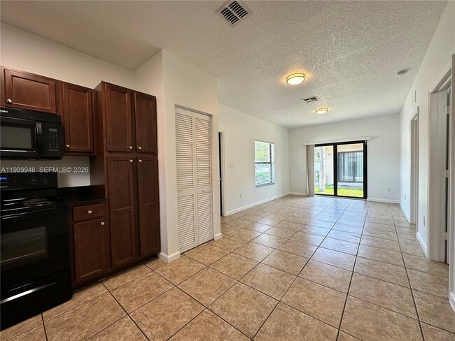 Building Photo - 1027 NE 10th Ave