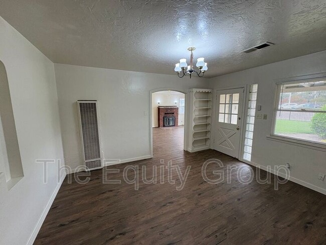 Building Photo - 309 W Noble Ave