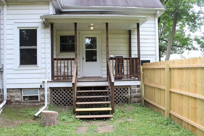 Building Photo - Large House Available for Move-In August 1st!